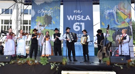 Koncert kapel na małej estradzie